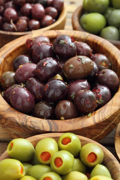 Assortiment Olijven Houten Kom Keuken Tabelachtergrond — Stockfoto