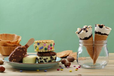 lezzetli ev yapımı gözleme koniler ile çikolatalı topping dondurma 