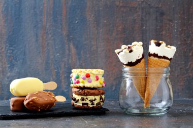 lezzetli ev yapımı gözleme koniler ile çikolatalı topping dondurma 