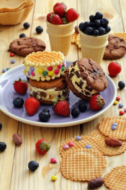 taze çilek ile lezzetli ev yapımı dondurma 