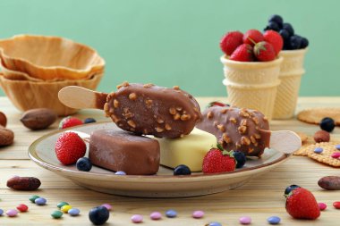 taze çilek ile lezzetli ev yapımı dondurma 