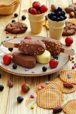 taze çilek ile lezzetli ev yapımı dondurma 