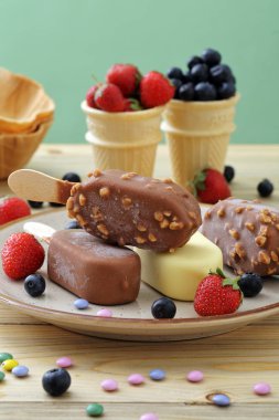 taze çilek ile lezzetli ev yapımı dondurma 