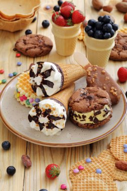 lezzetli ev yapımı gözleme koniler ile çikolatalı topping dondurma 