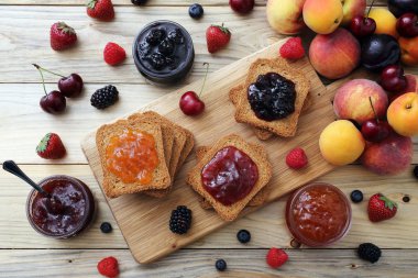 lezzetli kiraz reçel ve tost, lezzetli kahvaltı 