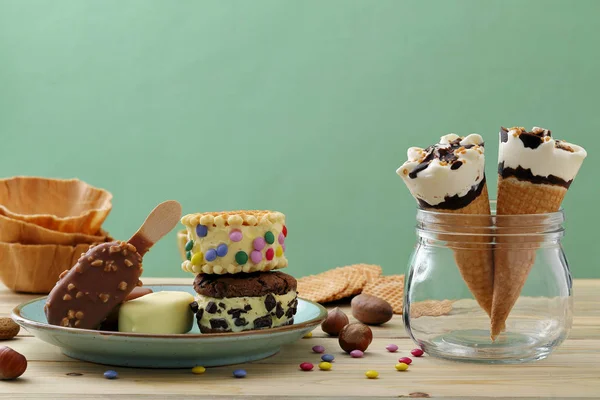 lezzetli ev yapımı gözleme koniler ile çikolatalı topping dondurma 