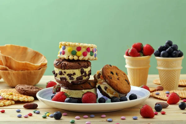 taze çilek ile lezzetli ev yapımı dondurma 