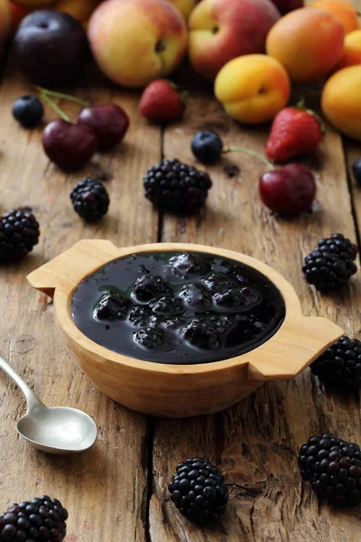 Heerlijke Zelfgemaakte Mulberry Jam Houten Kom — Stockfoto