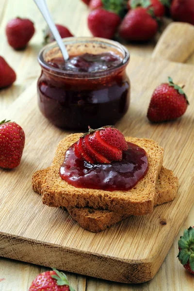 Deliciosa Mermelada Fresa Tostadas Sabroso Desayuno —  Fotos de Stock