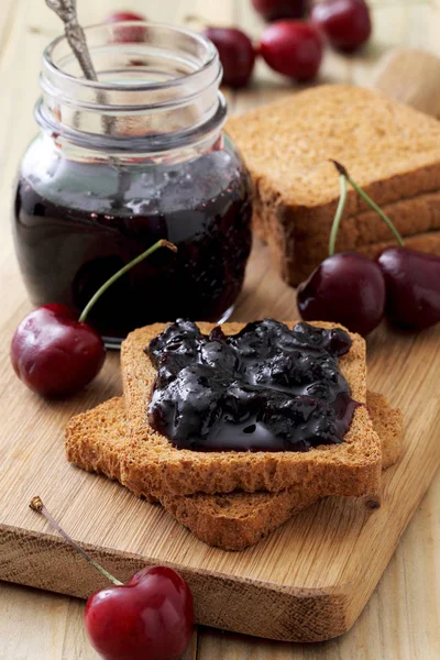 Deliciosa Mermelada Cereza Tostadas Sabroso Desayuno —  Fotos de Stock