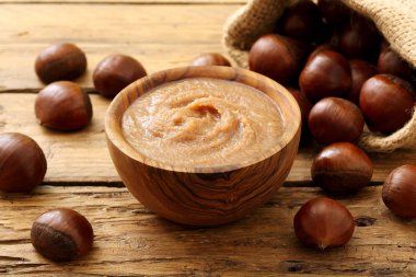 kestane ve reçel kase ahşap rustik zemin üzerine