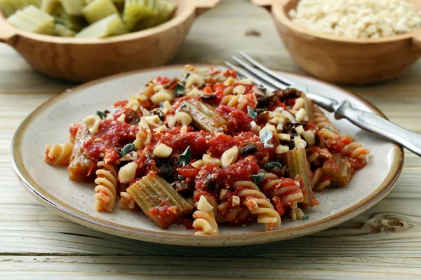 Primer Plano Del Plato Con Cardón Alcachofas Salsa Tomate — Foto de Stock