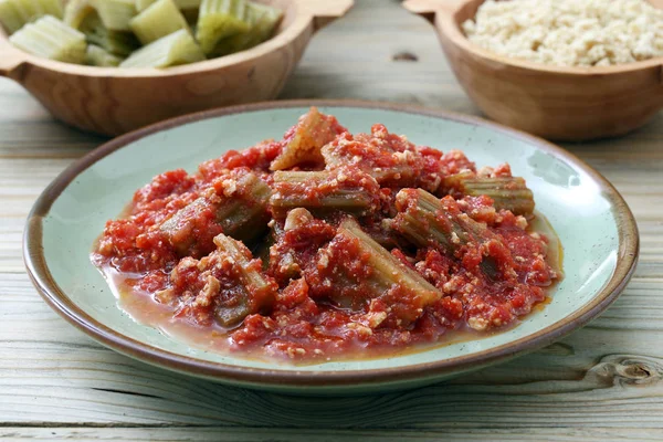 Cardón Alcachofas Salsa Tomate Plato Servido Con Tenedor Sobre Mesa —  Fotos de Stock