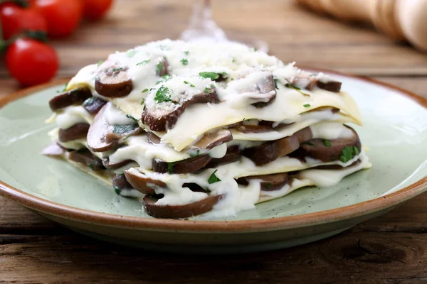 Lasaña Con Champiñones Queso Plato Copa Vino Tomates Frescos Mesa —  Fotos de Stock