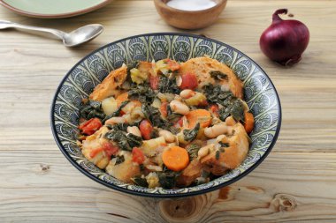 çorba ya da Ribollita, Tuscan çorba klasik ekmek