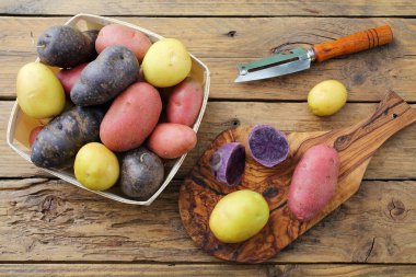 taze Derma patates rustik masa arka plan üzerinde