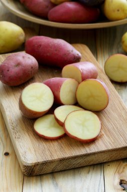 rustik masa arka plan üzerinde taze patates