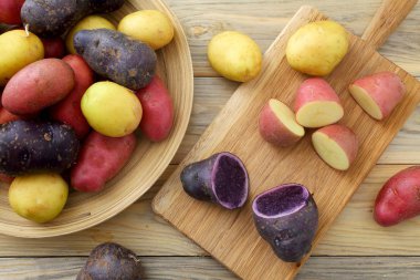 taze Derma patates rustik masa arka plan üzerinde