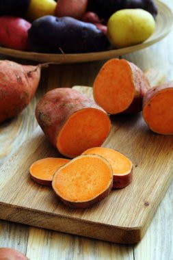 rustik masa arka plan üzerinde taze tatlı patates