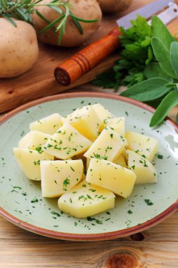 rustik masa arka plan üzerine haşlanmış patates