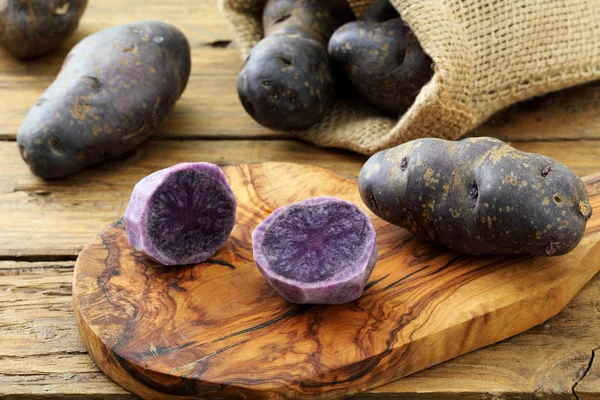 Patate Fresche Blu Viola Fondo Tavola Rustico — Foto Stock