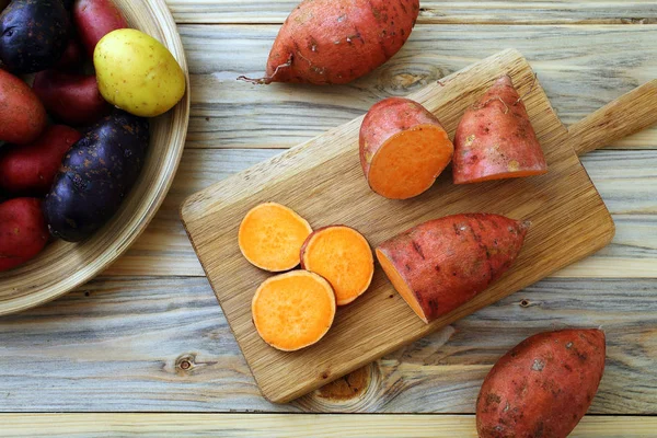 Patate Dolci Fresche Sfondo Tavolo Rustico — Foto Stock