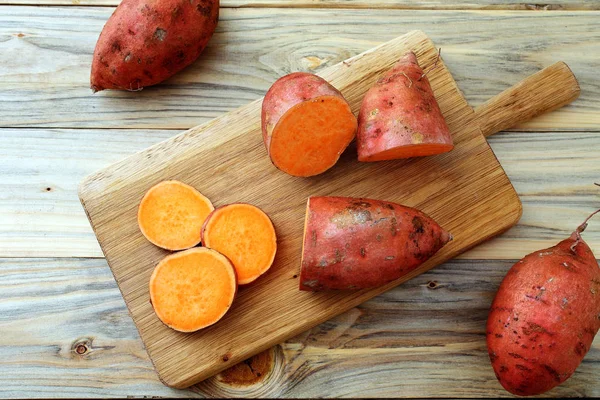 Rustik Masa Arka Plan Üzerinde Taze Tatlı Patates — Stok fotoğraf