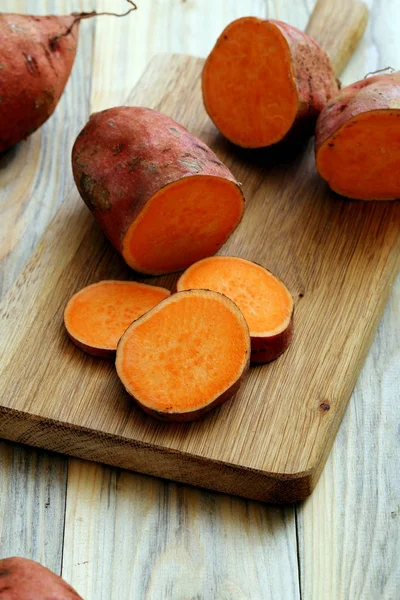 Batatas Frescas Sobre Fondo Rústico Mesa —  Fotos de Stock