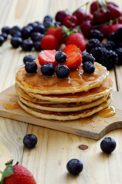 böğürtlen ve çilek ile gözleme