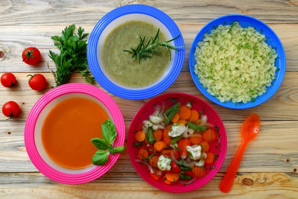 Gesunde Lebensmittel Suppencreme Und Gemüsesuppe Auf Küchentisch Hintergrund — Stockfoto