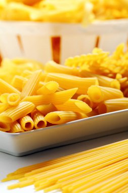 ham İtalyan makarna beyaz arka plan