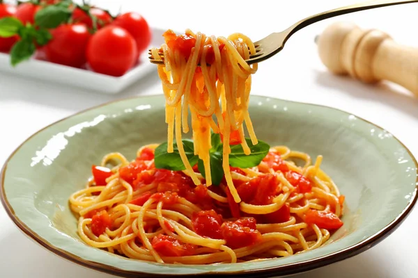 Italiensk Pasta Med Tomatsås Som Isolerade — Stockfoto