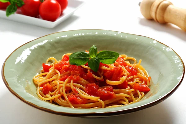 Italiensk Pasta Med Tomatsås Som Isolerade — Stockfoto