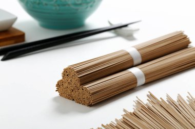 Buğday veya erişte, beyaz arka plan üzerinde