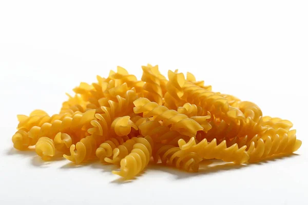 Rauw Gedroogde Italiaanse Pasta Witte Achtergrond — Stockfoto