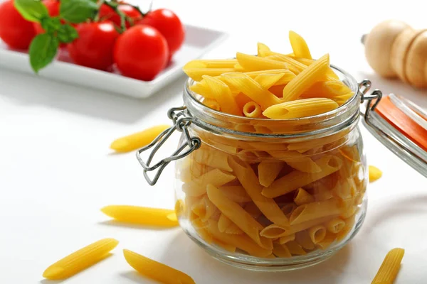 Rauw Gedroogde Italiaanse Pasta Witte Achtergrond — Stockfoto