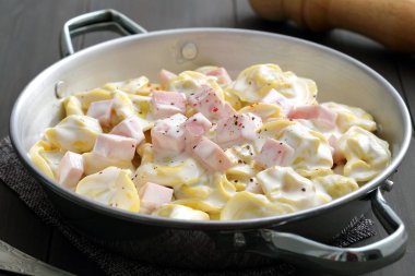 Beyaz soslu pişmiş ev yapımı köfte