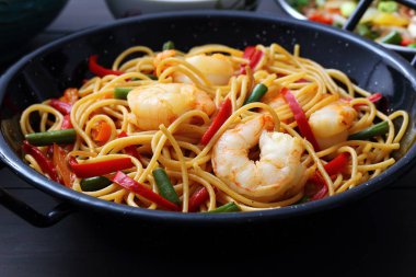 Karides ve kavrulmuş sebze ile pişirilmiş erişte 