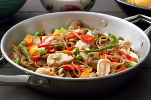 Primer Plano Fideos Chinos Con Carne Asada Verduras —  Fotos de Stock