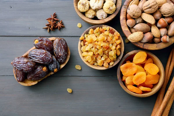 Verschiedene Trockenfrüchte Und Nüsse Holzschalen — Stockfoto