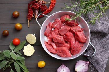 rosemary ile arka plan üzerinde sebze ile ham sığır eti