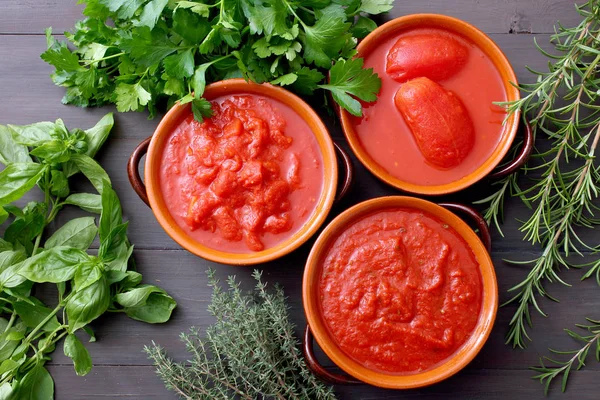 罐装西红柿在碗在背景 — 图库照片