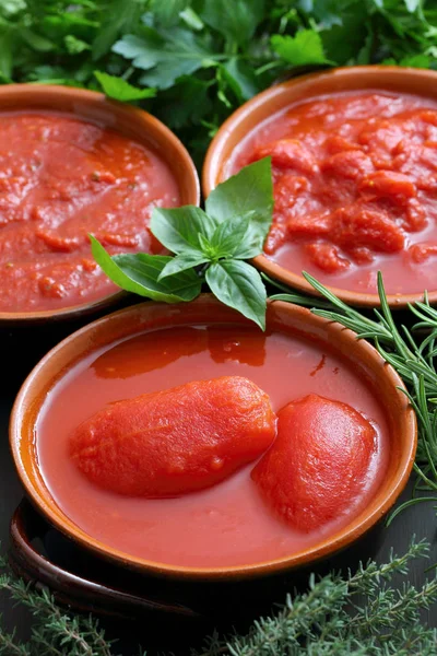 Tomates Enlatados Cuencos Sobre Fondo — Foto de Stock