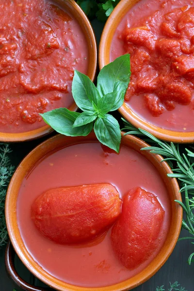 Tomates Enlatados Cuencos Sobre Fondo — Foto de Stock