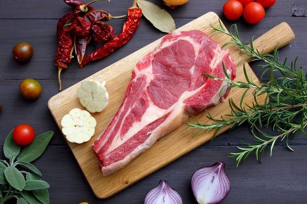 Bistecca Manzo Con Rosmarino Con Verdure Sullo Sfondo — Foto Stock