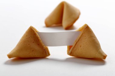 beyaz üzerine üç Çin fal kurabiyesi