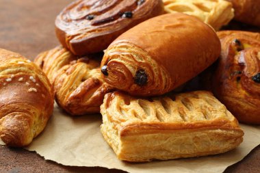 kek, kruvasan, meyveli turta ve donuts mutfak masa üzerinde