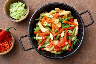 tavuk ve sebze masa üzerinde wok Çin üstten görünüm kavrulmuş
