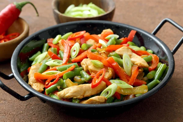 Savoureux Poulet Rôti Chinois Légumes Dans Wok Sur Table — Photo