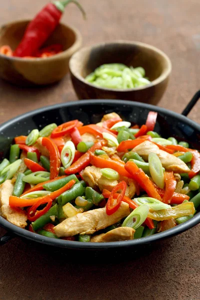 Gros Plan Poulet Légumes Rôtis Chinois Dans Wok Sur Table — Photo